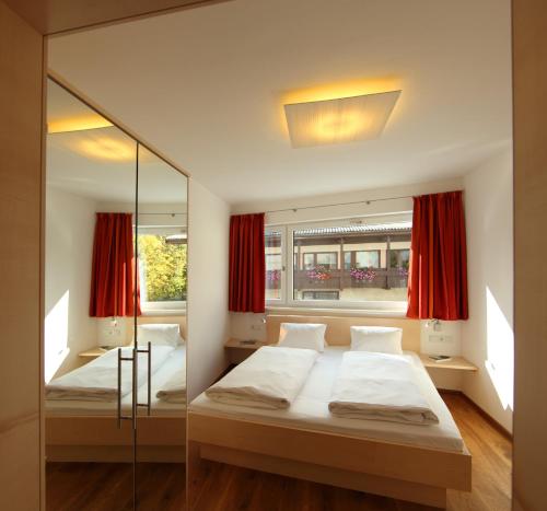 Katil atau katil-katil dalam bilik di Die Dorfvilla - Includes Tauern Spa Kaprun Wellness Access 13 km away