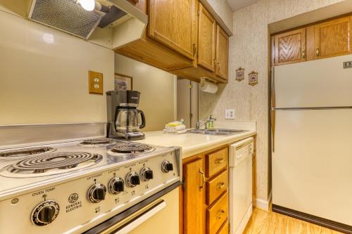 Cucina o angolo cottura di Gatlinburg Summit Woods Condo