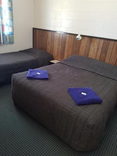 
A bed or beds in a room at castletown motel
