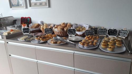 un buffet con molti tipi di dolci su piatti di Accord Hotel a Castanhal