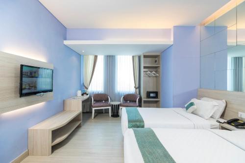 Postel nebo postele na pokoji v ubytování Royal City Hotel Jakarta