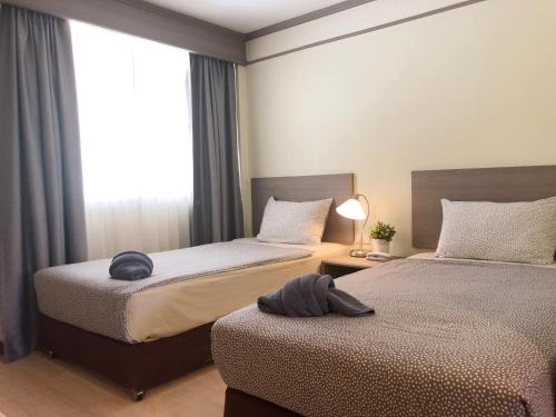 Postel nebo postele na pokoji v ubytování Ayothaya Hotel