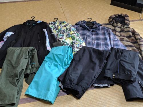 un mucchio di vestiti sul pavimento di Hotel Madam Mirei a Iiyama
