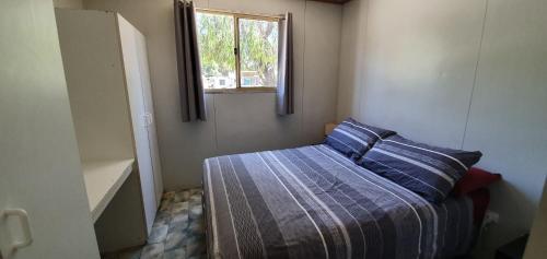 Кровать или кровати в номере Pinjarra Caravan Park and Cabins
