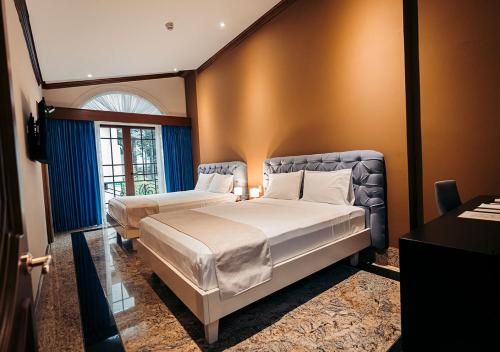 Tempat tidur dalam kamar di Luxva Hotel Boutique