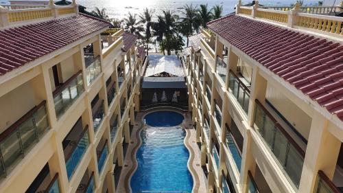 een luchtzicht op een zwembad tussen twee gebouwen bij Golden Phoenix Hotel Boracay in Boracay