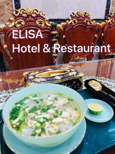una ciotola di zuppa di pollo su un tavolo di Elisa Hotel a Ninh Binh