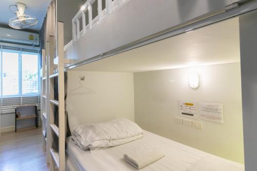 Двухъярусная кровать или двухъярусные кровати в номере Ratana Boutique Hostel