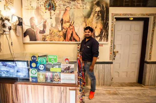 een man aan een balie in een kamer bij Hotel Everest in Pushkar