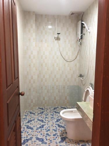 a bathroom with a shower and a toilet at Savet Guesthouse in Stœ̆ng Trêng