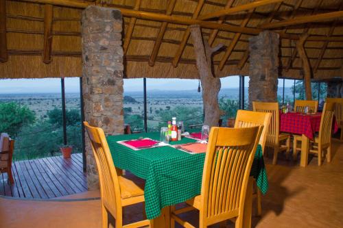 Kidepo Savannah Lodge by NATURE LODGES LTDにあるバルコニーまたはテラス