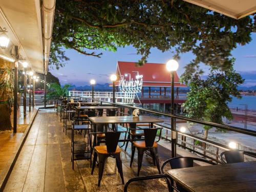 Restoran või mõni muu söögikoht majutusasutuses Fortune View Khong Hotel Nakhon Phanom