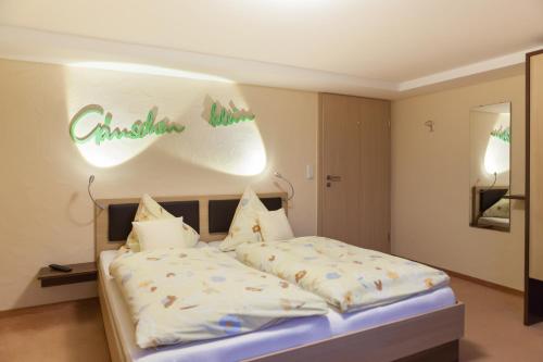 ein Schlafzimmer mit einem Bett mit einem Weihnachtsschild an der Wand in der Unterkunft Gänschen klein in Ellscheid