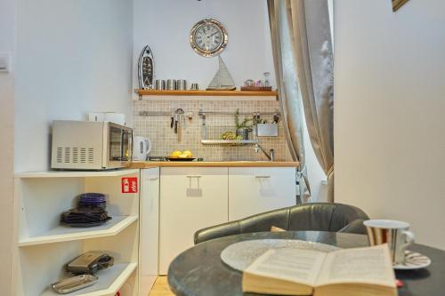 uma pequena cozinha com uma mesa e um micro-ondas em Hidden Gem Old Town em Dubrovnik