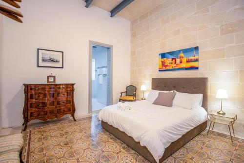 a bedroom with a large white bed in a room at Harbour Heights in Valletta
