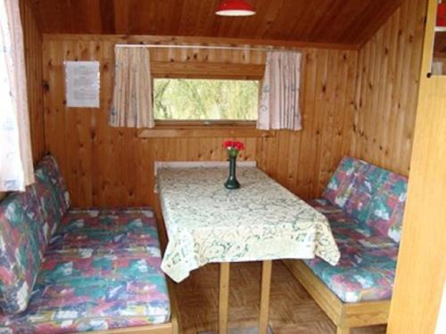 Grindsted Aktiv Camping & Cottages في غريندستيد: غرفة بطاولة وكرسيين ونافذة