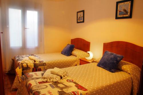 コルドバにあるViviendas Turisticas "LA LUNA 2"のベッドルーム1室(ベッド2台、窓付)