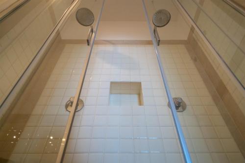 e bagno con doccia e pavimento piastrellato. di Orata & Spigola Apartments Taormina a Taormina