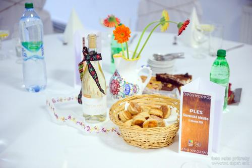 - une table avec un panier de nourriture et une bouteille de vin dans l'établissement Horský hotel Eva, à Svätý Jur