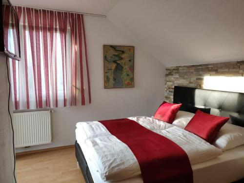 sypialnia z łóżkiem z czerwonymi poduszkami w obiekcie Relax - Ferienhaus in Wien w Wiedniu