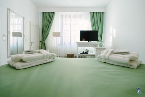 Postel nebo postele na pokoji v ubytování Hotel La Belle Epoque