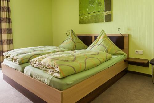 1 Schlafzimmer mit 2 Betten in einem Zimmer in der Unterkunft Ferienwohnungen Landgasthaus Janshen in Ellscheid