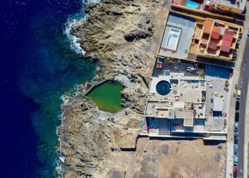 Exclusive Design Villa : 1080 m2, oceanfront, 2 swimming pools.