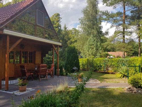 a house with a patio with a table and chairs at Blockhaus Canow mit Fahrrädern in Canow