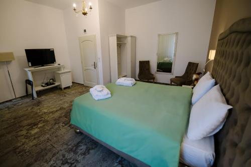TV a/nebo společenská místnost v ubytování Hotel La Belle Epoque