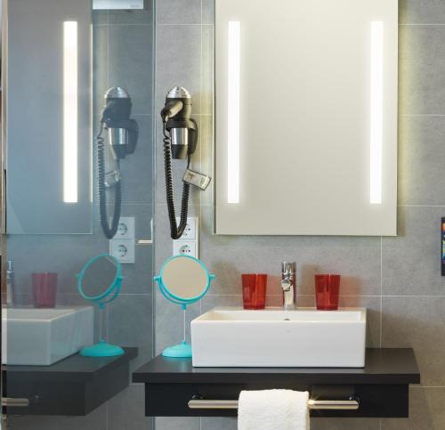 a bathroom with a sink and a mirror at the niu Franz in Vienna