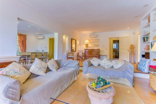 a living room with two couches and a kitchen at YupiHome Villa Romana Bonaire in Alcudia
