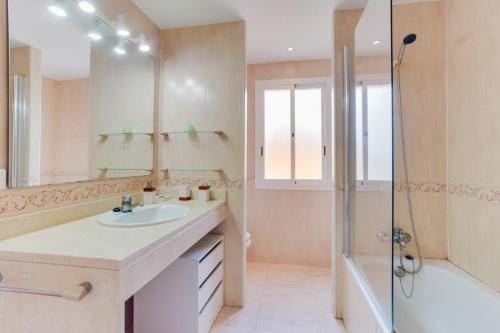 y baño con lavabo y ducha. en YupiHome Villa Roser, en Alcudia