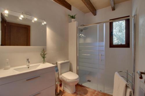 a bathroom with a toilet and a sink and a shower at YupiHome Finca S'Erissal de Costitx in Costitx