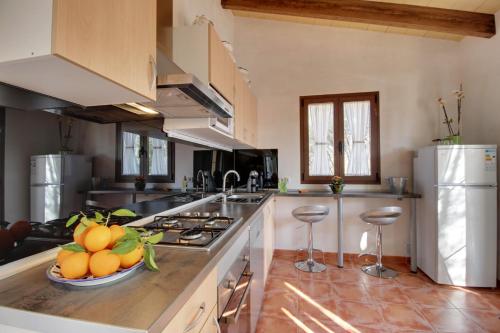 a kitchen with a bowl of fruit on the counter at Finca S'Erissal de Costitx in Costitx