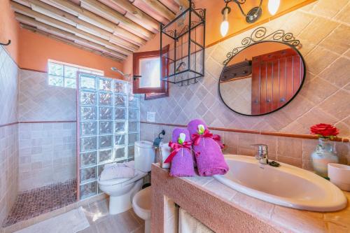 A bathroom at Finca Can Diego