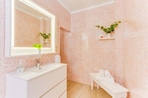 W łazience znajduje się umywalka i lustro. w obiekcie YupiHome Cantino House w mieście Santa Margalida