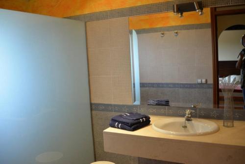 モントゥィリィにあるYupiHome Casa Carlesのバスルーム(洗面台、鏡付)