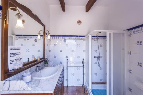 ein Bad mit einer Badewanne, einem Waschbecken und einer Dusche in der Unterkunft YupiHome Finca Tramuntana in Inca
