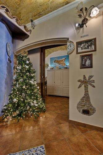 a christmas tree in a room with a wall at B&B Le Oasi in Terrasini