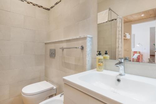 アルクーディアにあるCAsA SA MARINAのバスルーム(洗面台、トイレ、鏡付)