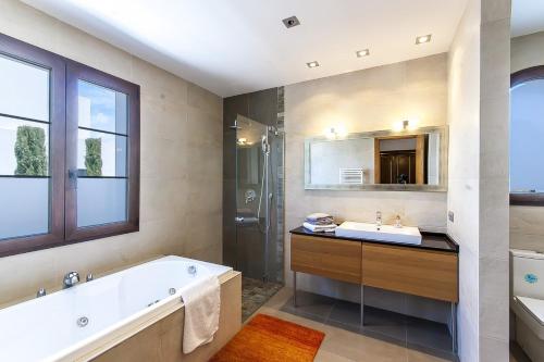Ένα μπάνιο στο Villa Voramar