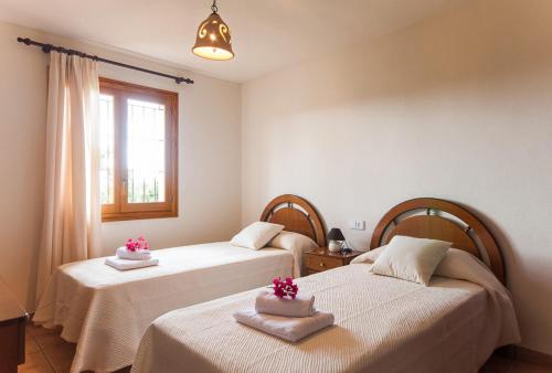 A bed or beds in a room at Finca Caseta Son Morro
