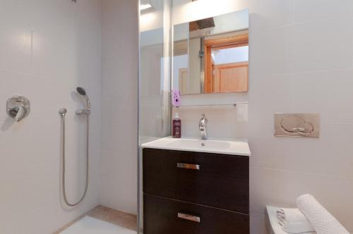 La salle de bains est pourvue d'un lavabo et d'une douche. dans l'établissement CA's SOLLERICH, à Inca