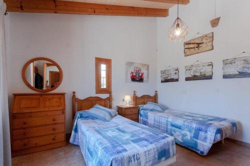 - une chambre avec 2 lits et un miroir dans l'établissement CA's SOLLERICH, à Inca