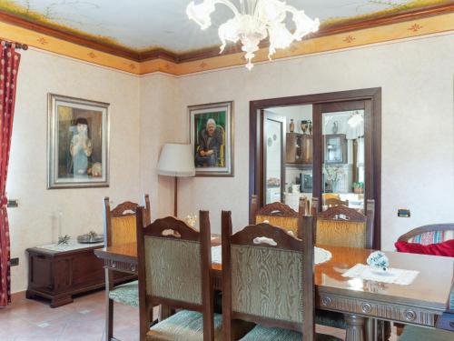 comedor con mesa, sillas y lámpara de araña en Belvilla by OYO Villa in Tagliacozzo, en Tagliacozzo