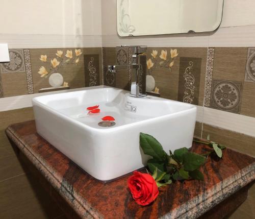 lavabo blanco en una mesa del baño en Sapa Odyssey Hostel, en Sa Pa