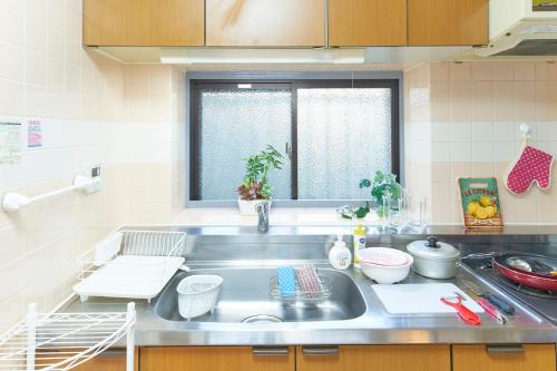 a kitchen with a sink and a window at ESPERANZA103 広い綺麗快適高速WiFi in Tokyo