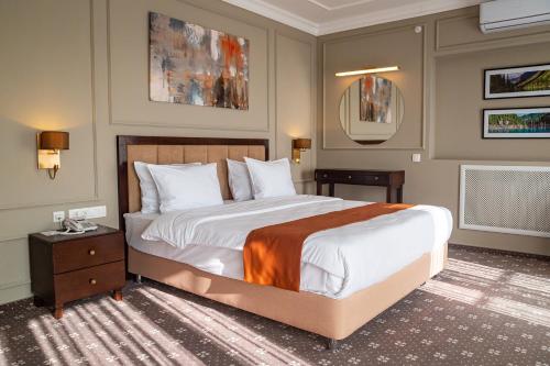 Llit o llits en una habitació de Almaty Hotel