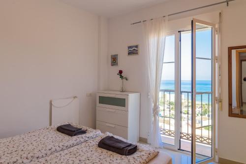 - une chambre avec un lit et un balcon donnant sur l'océan dans l'établissement Casa Bella Vista, à Nerja