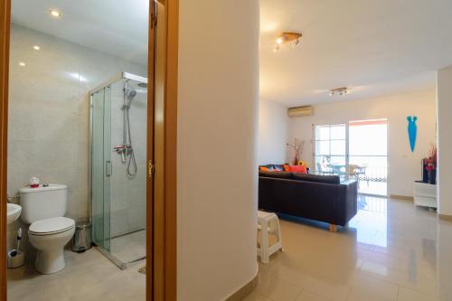 La salle de bains est pourvue de toilettes et d'une douche en verre. dans l'établissement Casa Bella Vista, à Nerja
